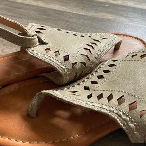 Report Size 8.5 Sandals Brand new